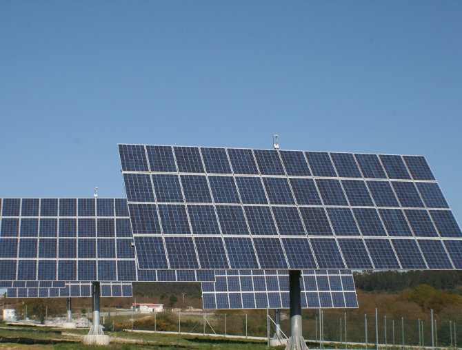 Paneles solares en parque foto voltaico